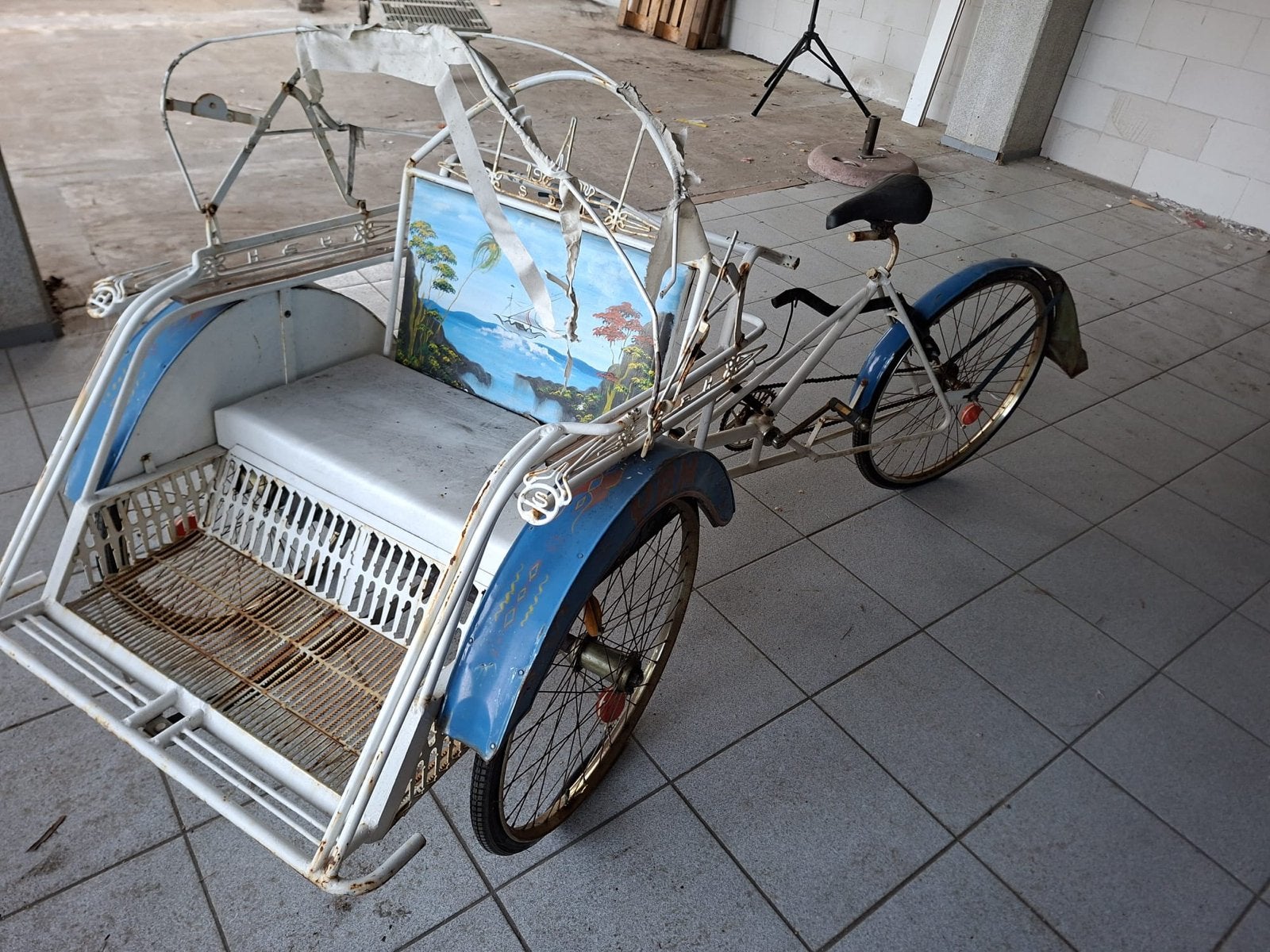 Antieke fietstaxi/riksja met handgeschilderde details, Ophalen, Gebruikt