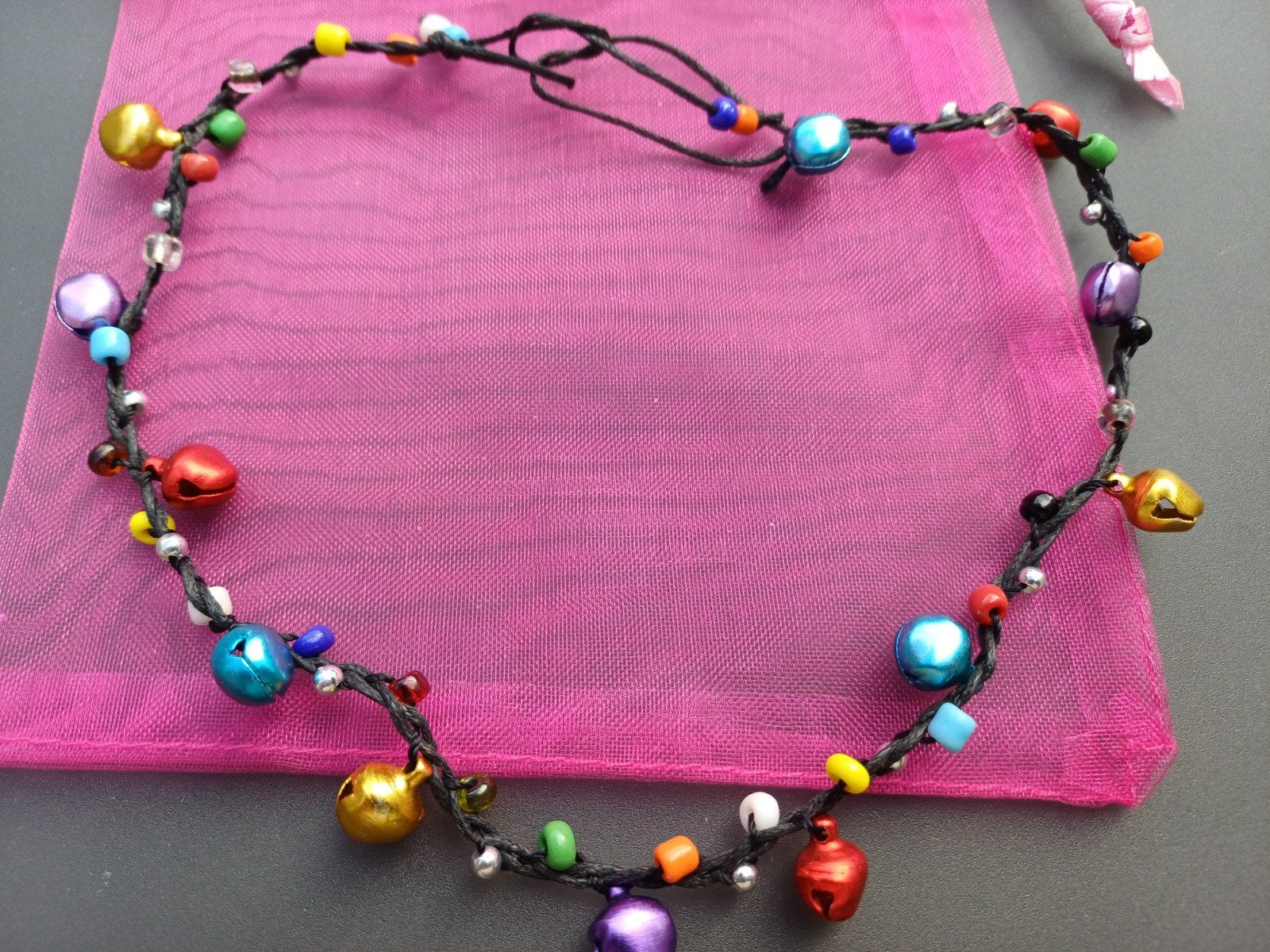 Kleurrijke Ketting met Belletjes - Speels en Uniek, Sieraden, Tassen en Uiterlijk, Ophalen of Verzenden, Gebruikt, Overige kleuren
