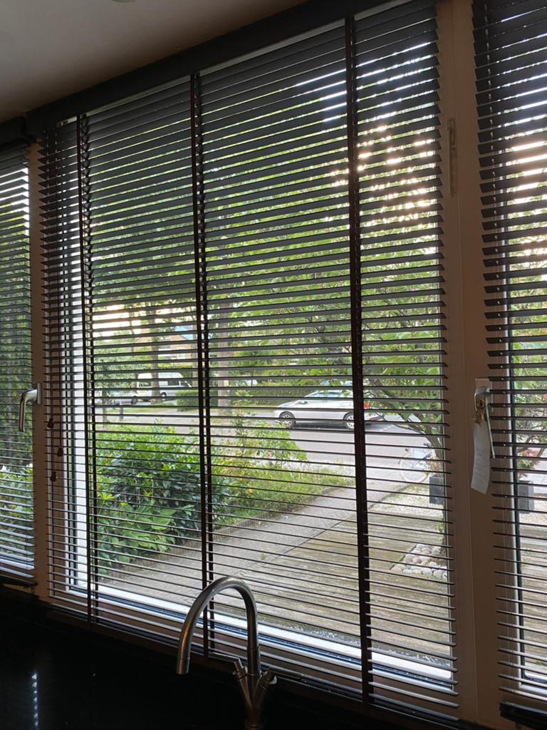 Bruine houten luxaflex met bruine houten afdekbak bovenkant, Ophalen, Bruin