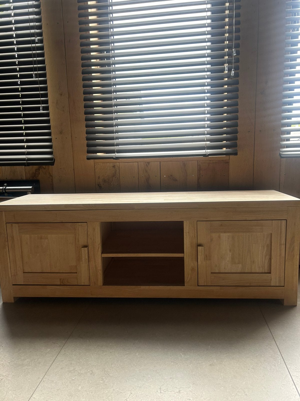 Handgemaakt rubberwood tv-meubel, Huis en Inrichting, Kasten | Televisiemeubels, Ophalen, 150 tot 200 cm, Zo goed als nieuw, Minder dan 100 cm