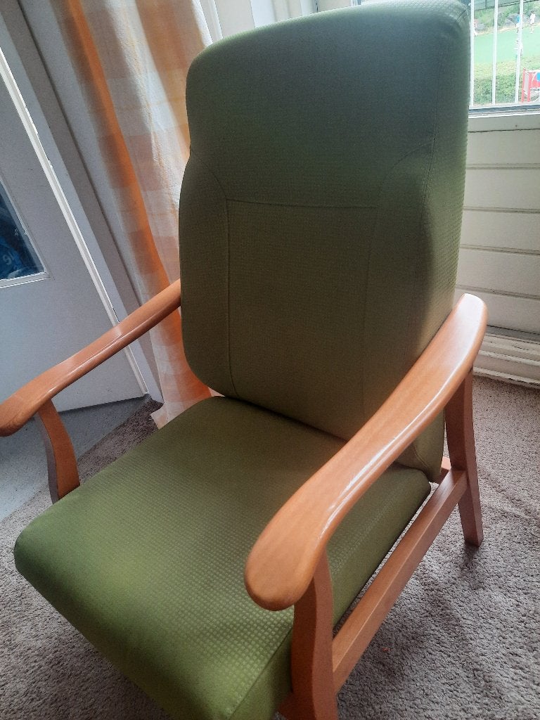 Rechte groene stoel hout kunststof bekleding, zit goed!!, Gebruikt, Overige kleuren, Eén, Ophalen
