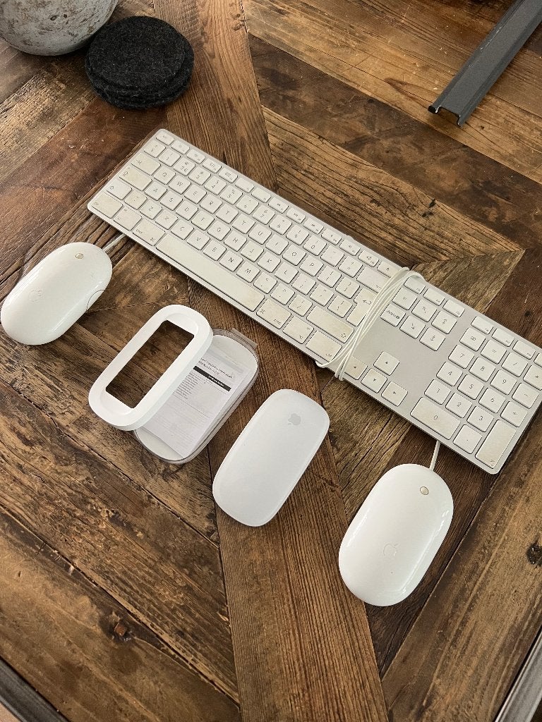Apple toetsenbord en muisen, Computers en Software, Toetsenborden, Ophalen, Multimediatoetsen, Zo goed als nieuw, Qwerty