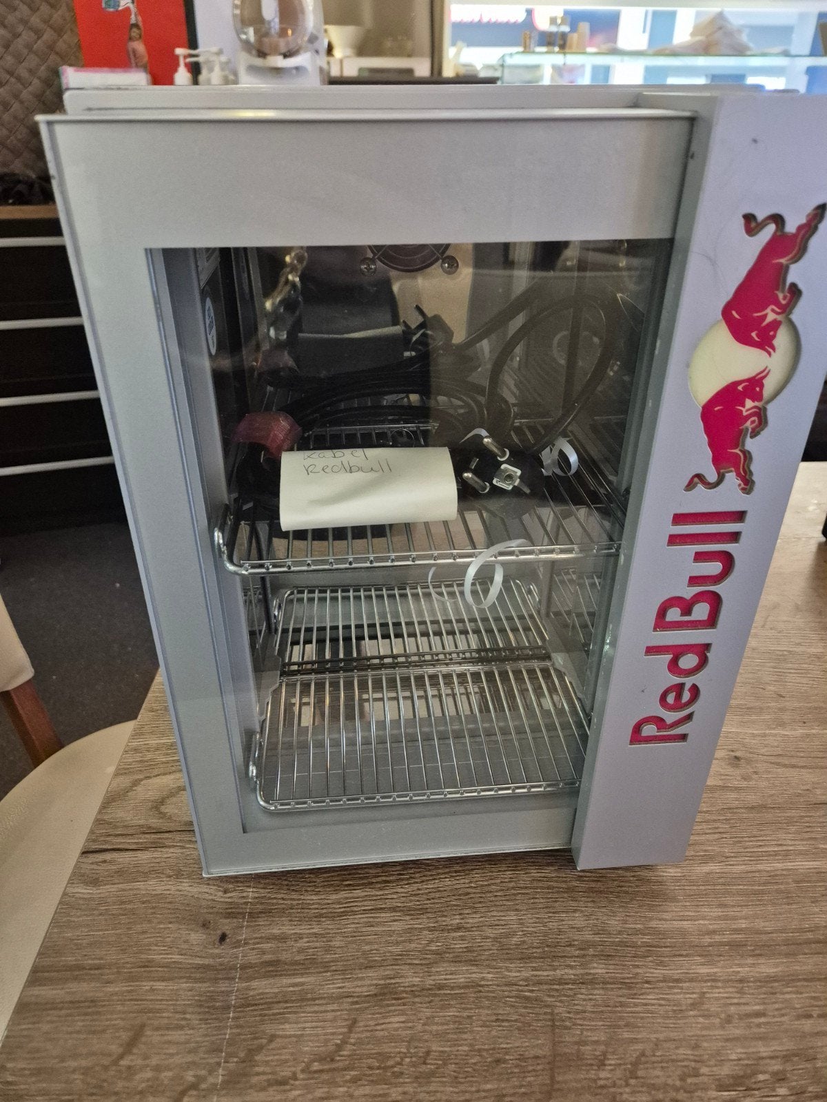 Red Bull koelkastje - Klein formaat, werkt perfect, Ophalen, Zonder vriesvak, Minder dan 75 liter, Minder dan 45 cm
