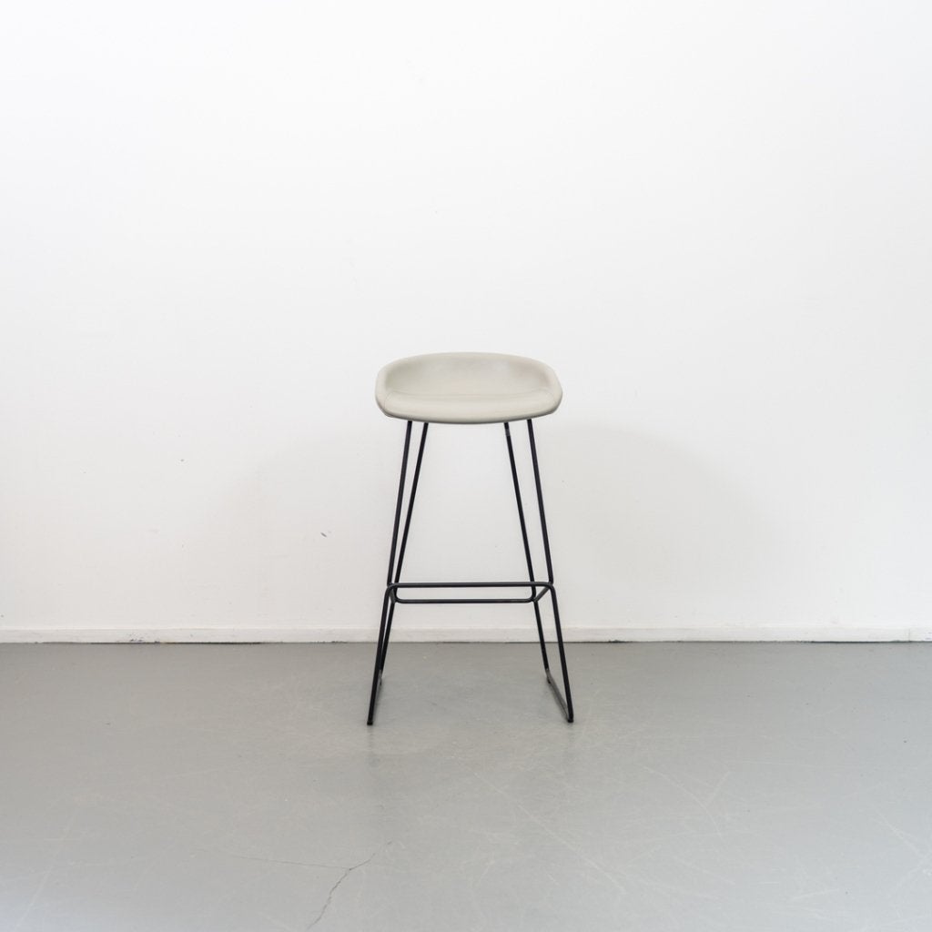 3 Hay about a Stool AAS38 Grijs leer 75 cm, Huis en Inrichting, Barkrukken, Niet ingevuld, Niet ingevuld, Leer, Zo goed als nieuw