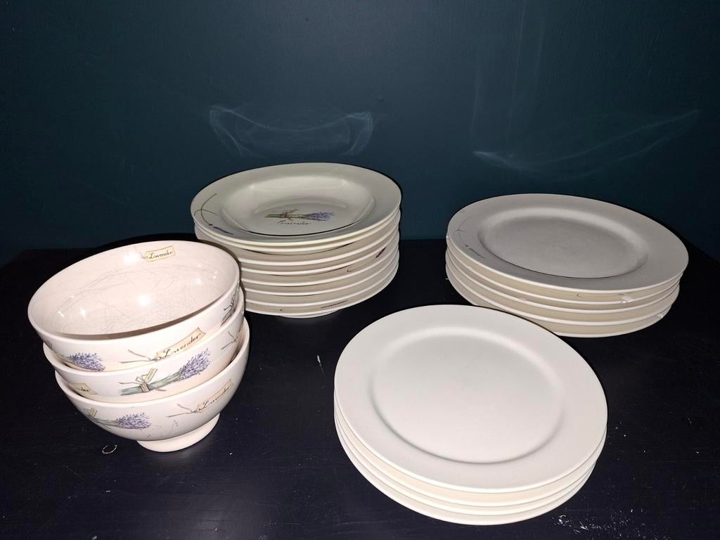 Servies Lavendel: Borden en Kommen, Gebruikt, Keramiek, Ophalen of Verzenden, Bord(en)