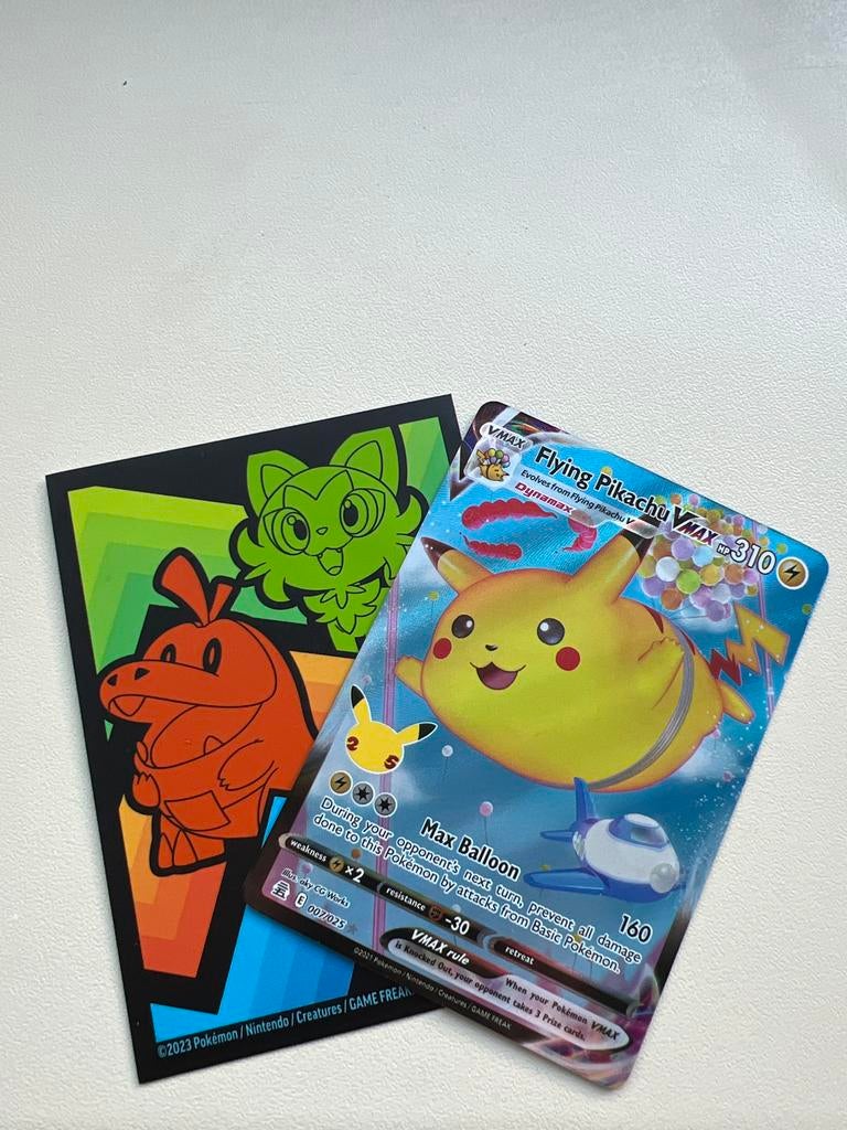 Flying Pikachu VMAX Pokémon kaart + sleeve, Ophalen, Zo goed als nieuw, Losse kaart