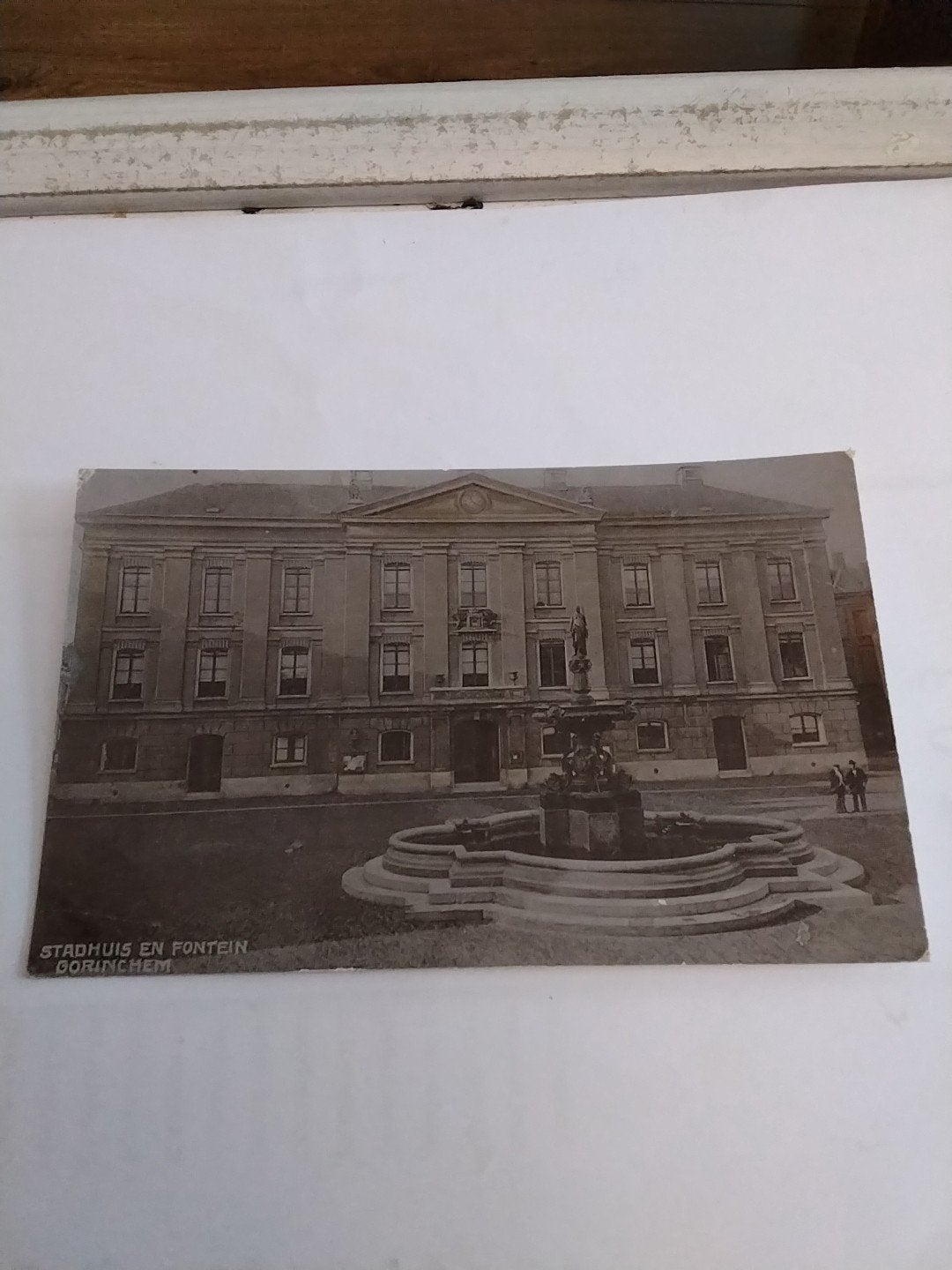 Oude briefkaart Stadhuis en Fontein Gorinchem, Ophalen of Verzenden, 1920 tot 1940, Gelopen, Zuid-Holland