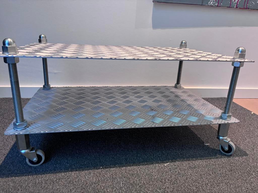 Design trolley van aluminium traanplaat Happy Furniture, Huis en Inrichting, Ophalen, Zo goed als nieuw