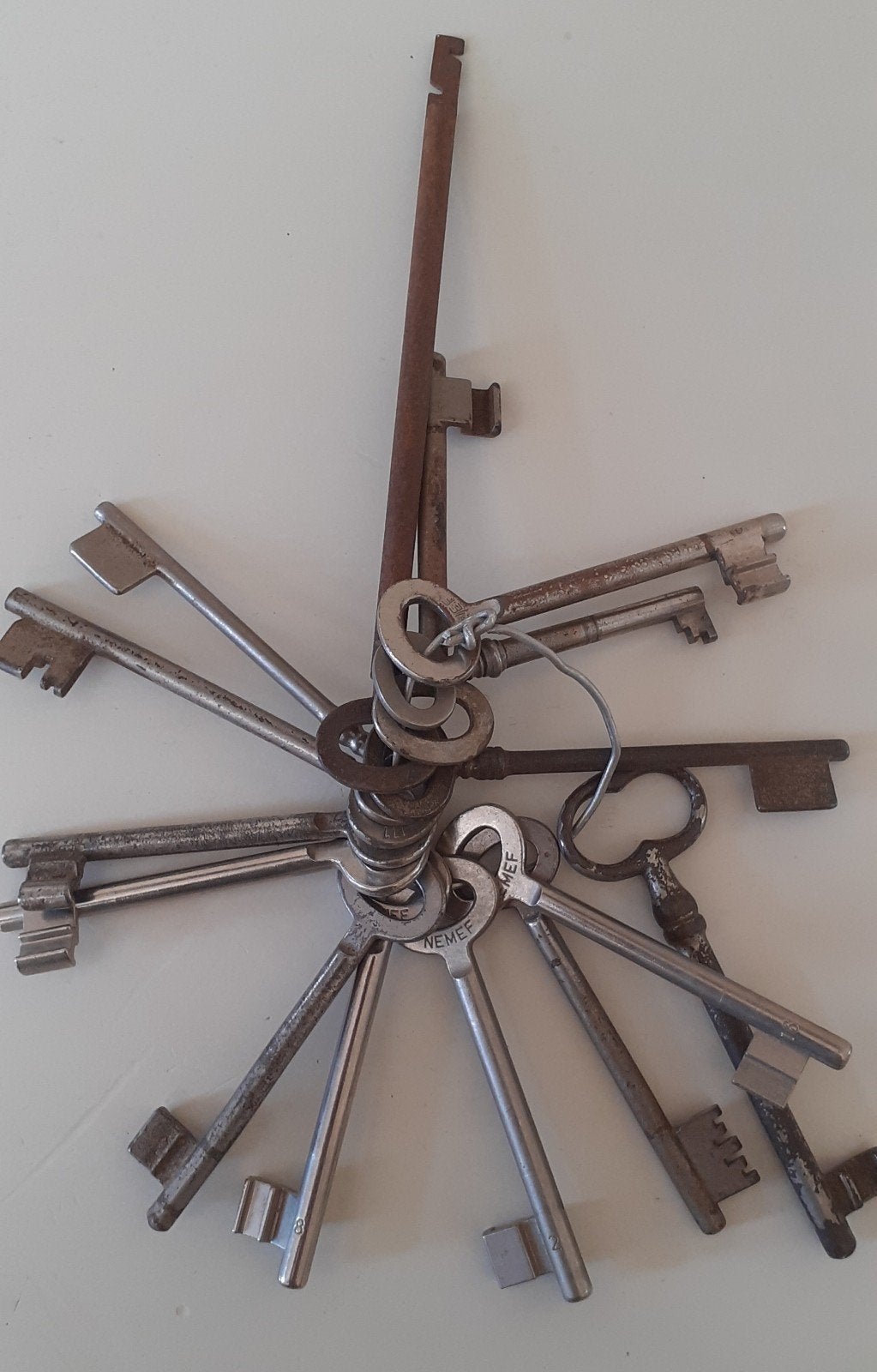 Oude sleutels aan een ring - Vintage sleutelbos, Ophalen of Verzenden