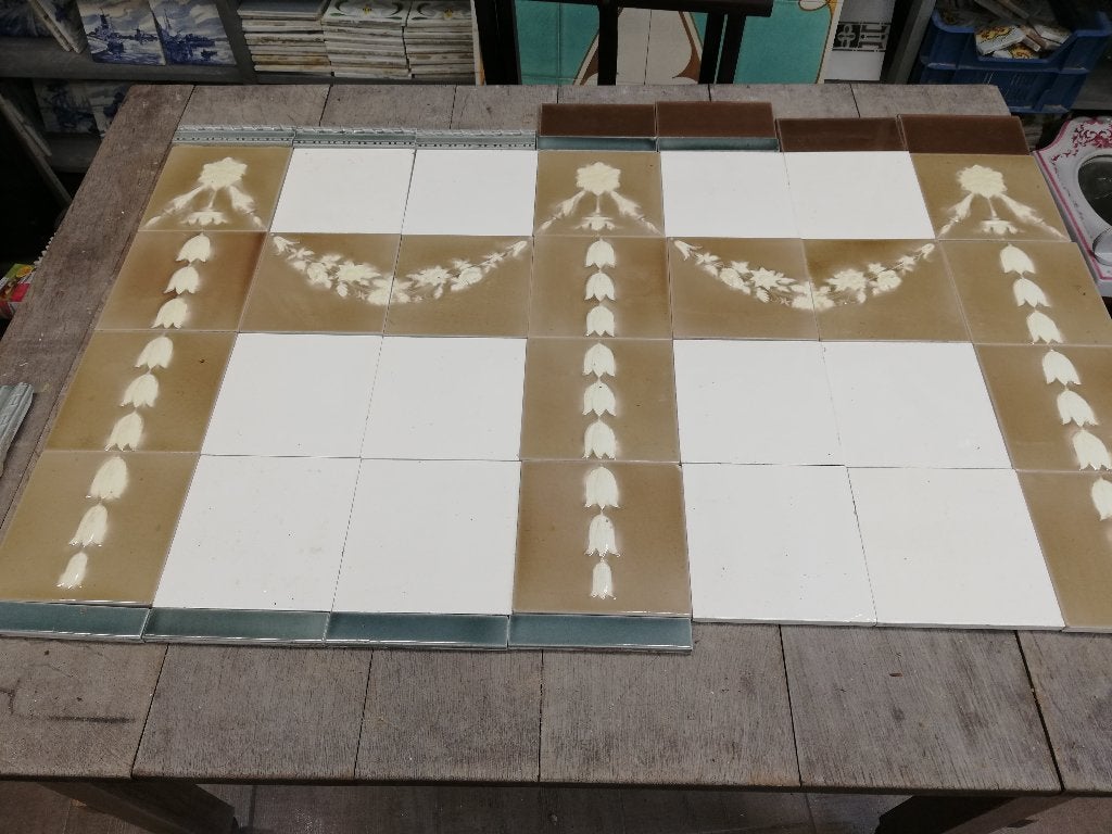 61,5hx368br Art nouveau tegelwand taupe/cremewit, tulpjes