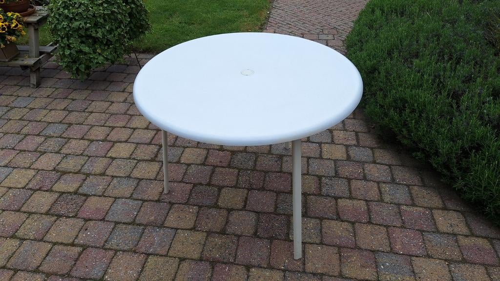 Ronde witte tuintafel met parasolgat, Tuin en Terras, Tuintafels, Gebruikt, Rond, Kunststof, Ophalen