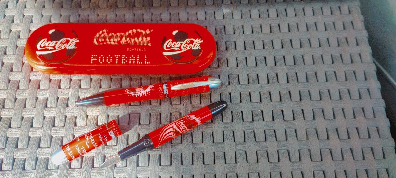 Vintage Coca-Cola Football Pennenset met Doosje, Verzamelen, Overige merken, Gebruikt, Met doosje, Balpen