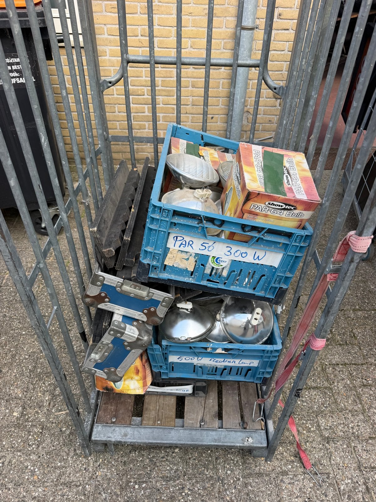 Kar met diverse lamp onderdelen en Showtec PAR-64, Ophalen, Gebruikt