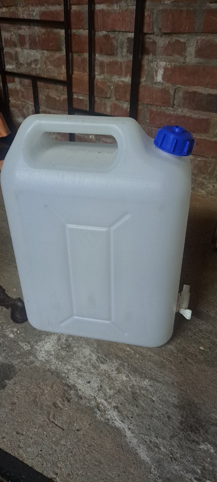 10 liter jerrycan met kraantje, alleen water gebruikt, Caravans en Kamperen, Ophalen, Zo goed als nieuw