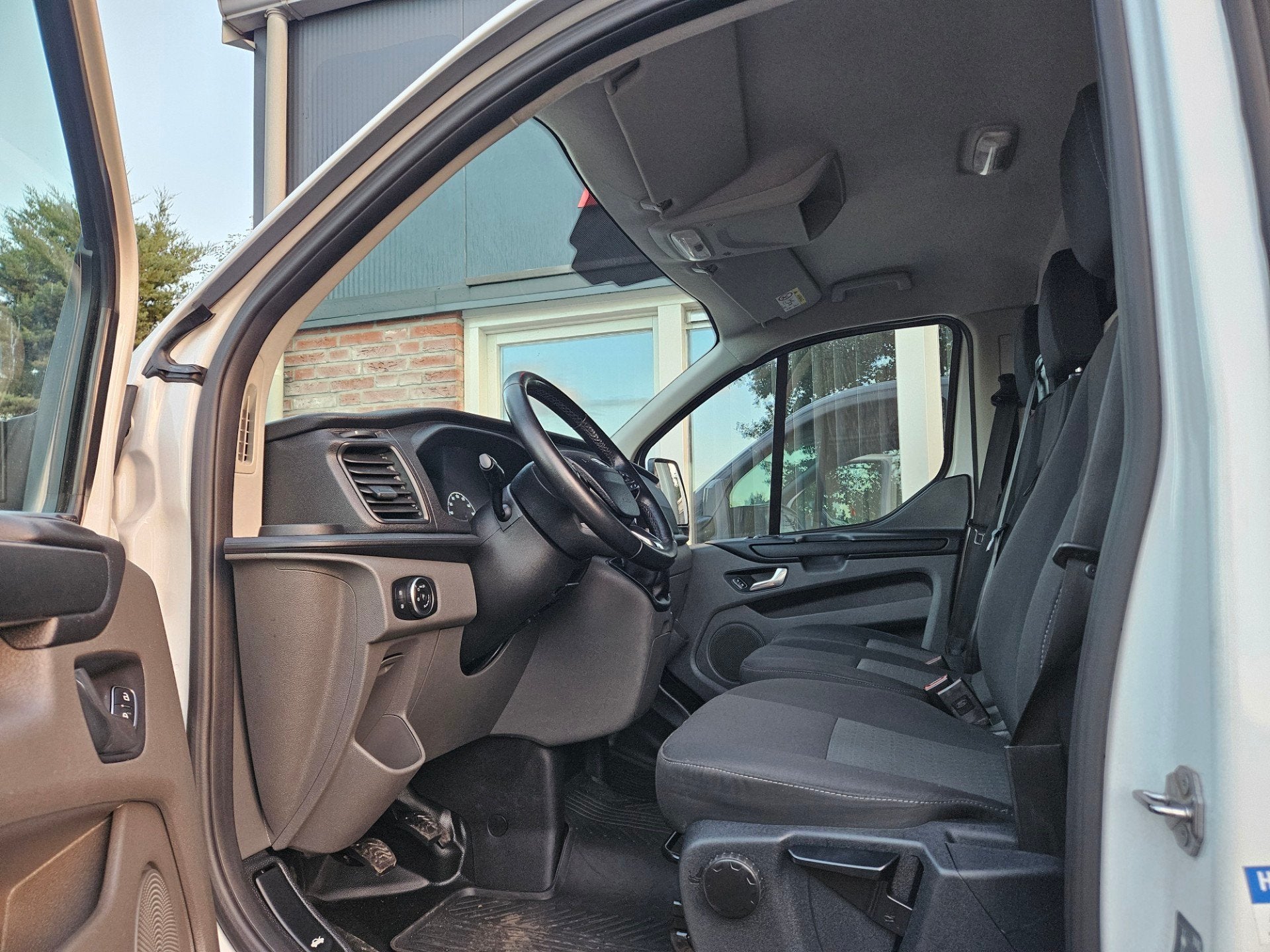 Ford TRANSIT CUSTOM 300 2.0 TDCI L2H1 Trend Trekhaak! 3-Zitp, Voorwielaandrijving, 15 km/l, Euro 6, 4 cilinders