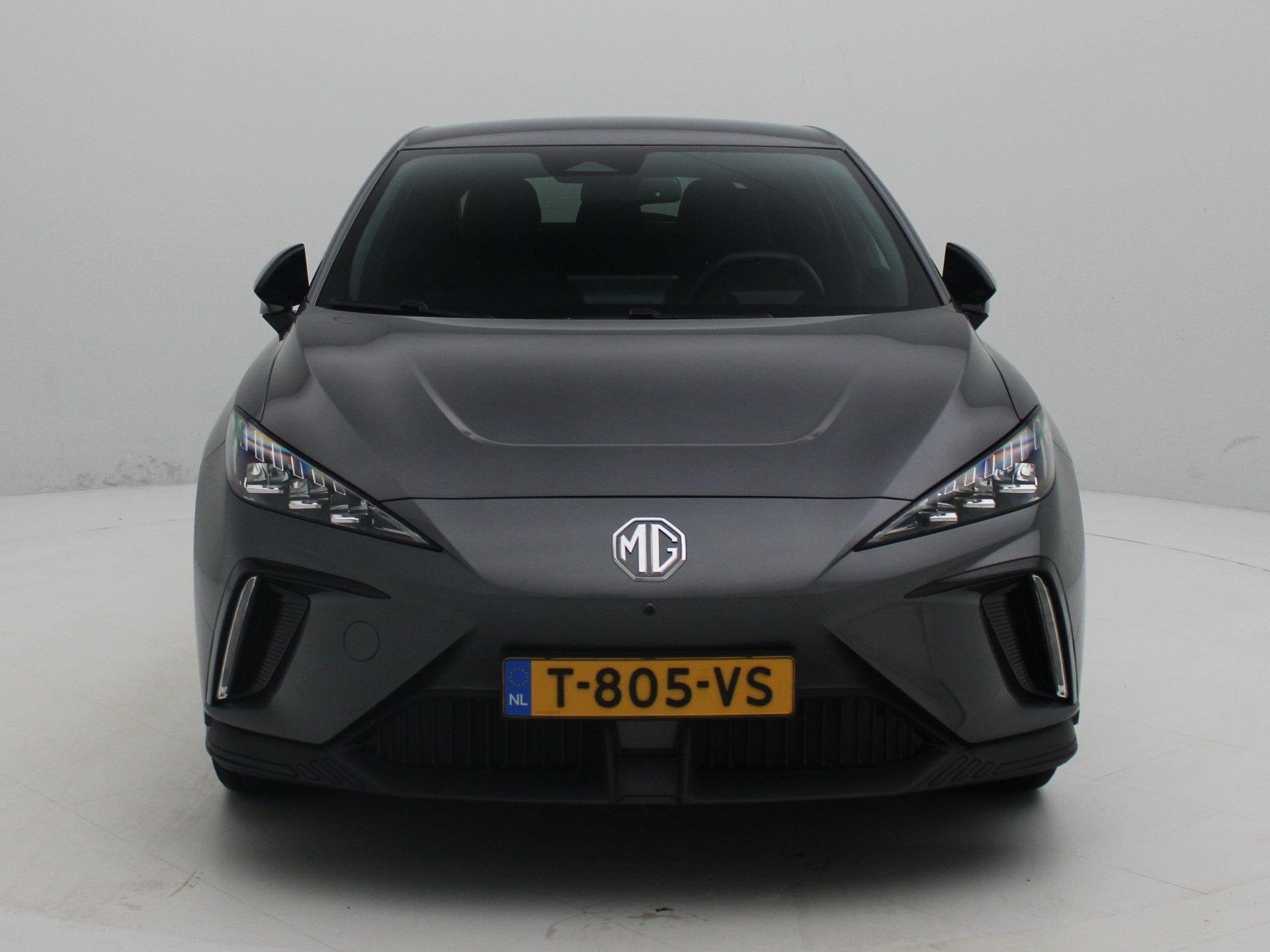 MG 4 Long Range Luxury 64 kWh, Auto's, Automaat, 12 maanden, Achterwielaandrijving, Gebruikt