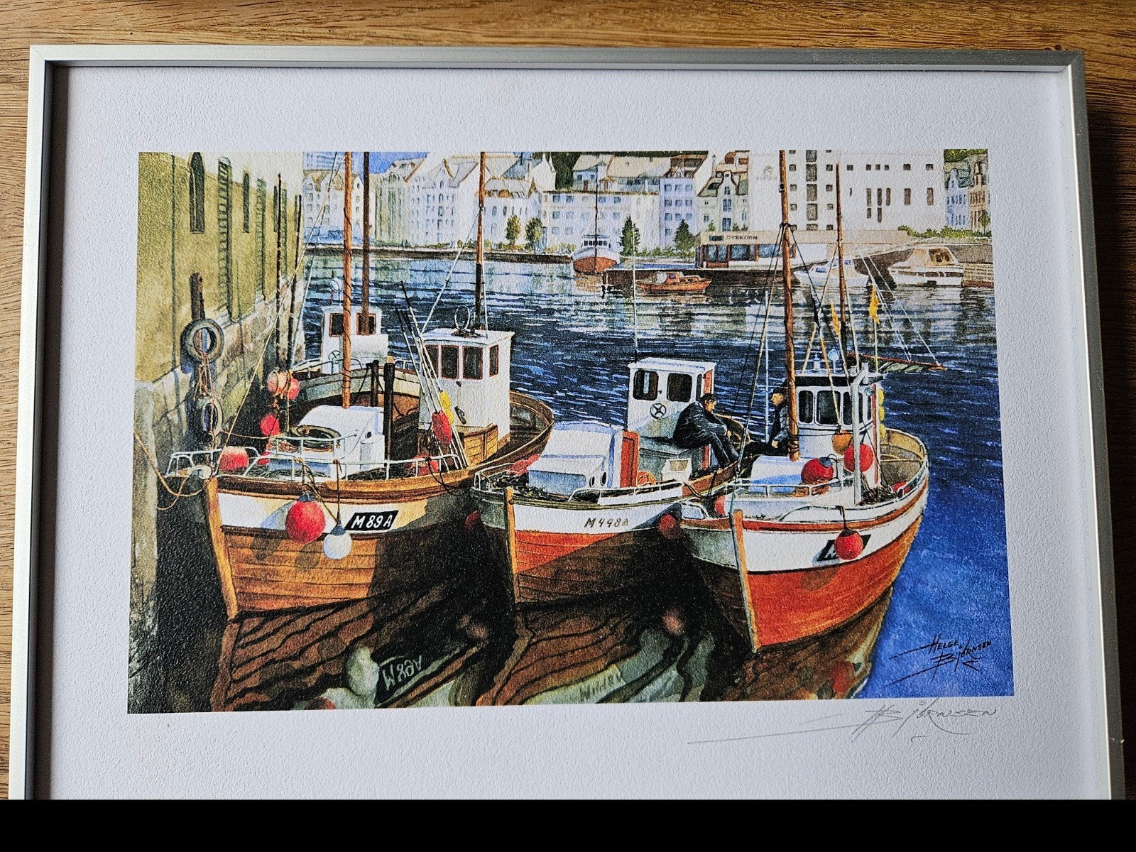 Ingelijste print van vissersboten, Helge Bjornsen, Antiek en Kunst, Kunst | Schilderijen | Klassiek, Maritiem / water, Realistisch