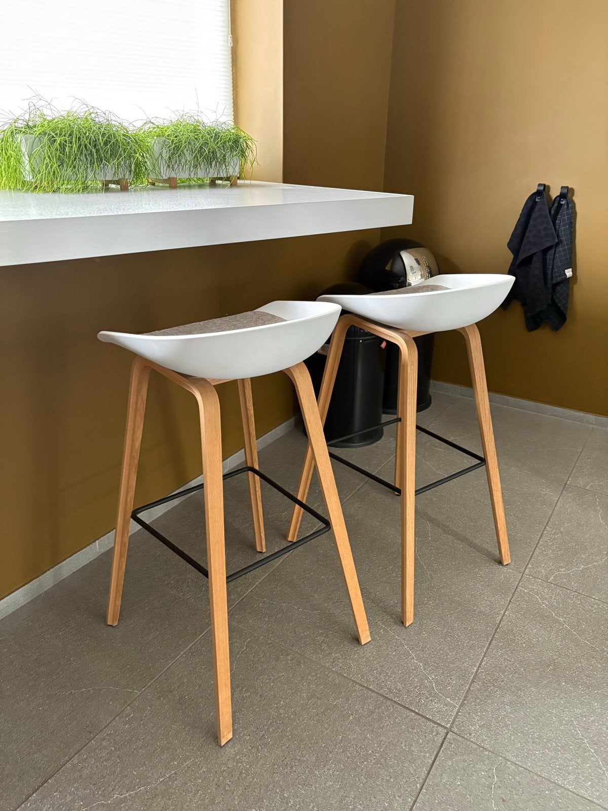 2x HAY About A Stool AAS32 barkrukken - Wit/Eiken 75cm, Ophalen, Met voetsteun, 60 tot 90 cm, Zo goed als nieuw