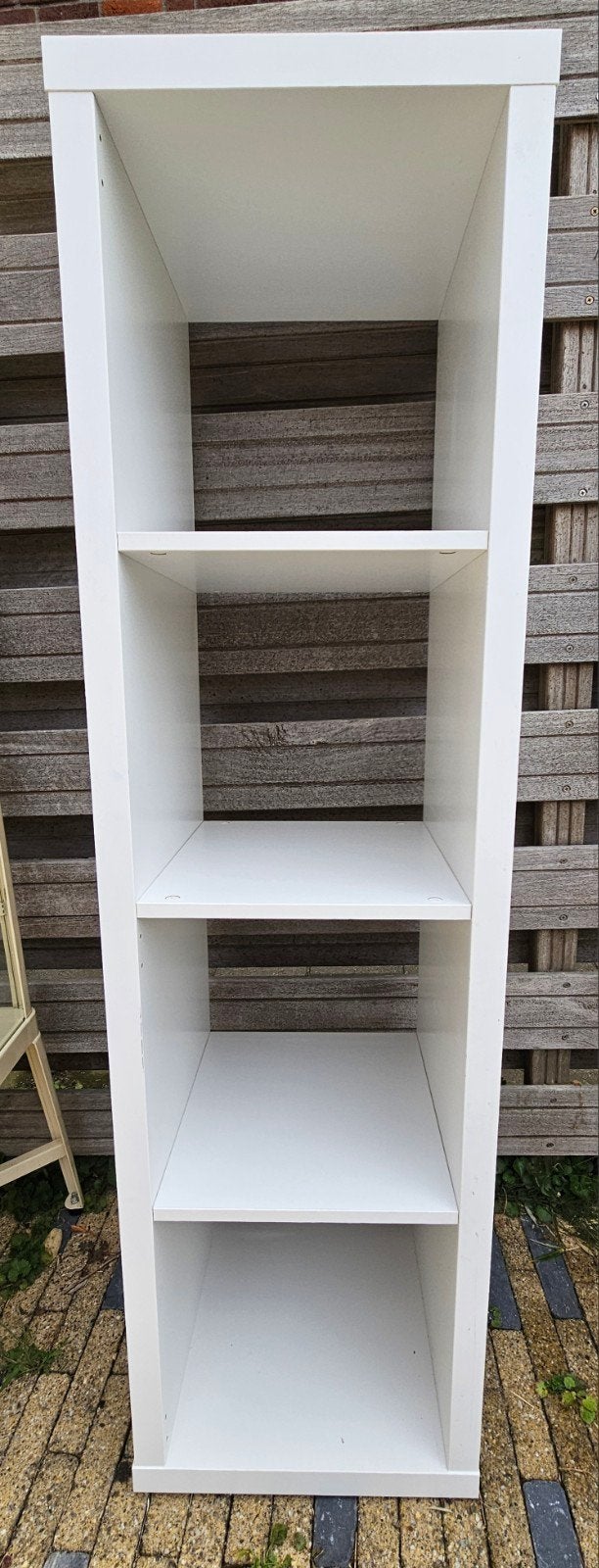 Witte smalle kast met planken - ideaal voor kleine ruimtes, Huis en Inrichting, Ophalen, Met plank(en), Minder dan 50 cm, Gebruikt