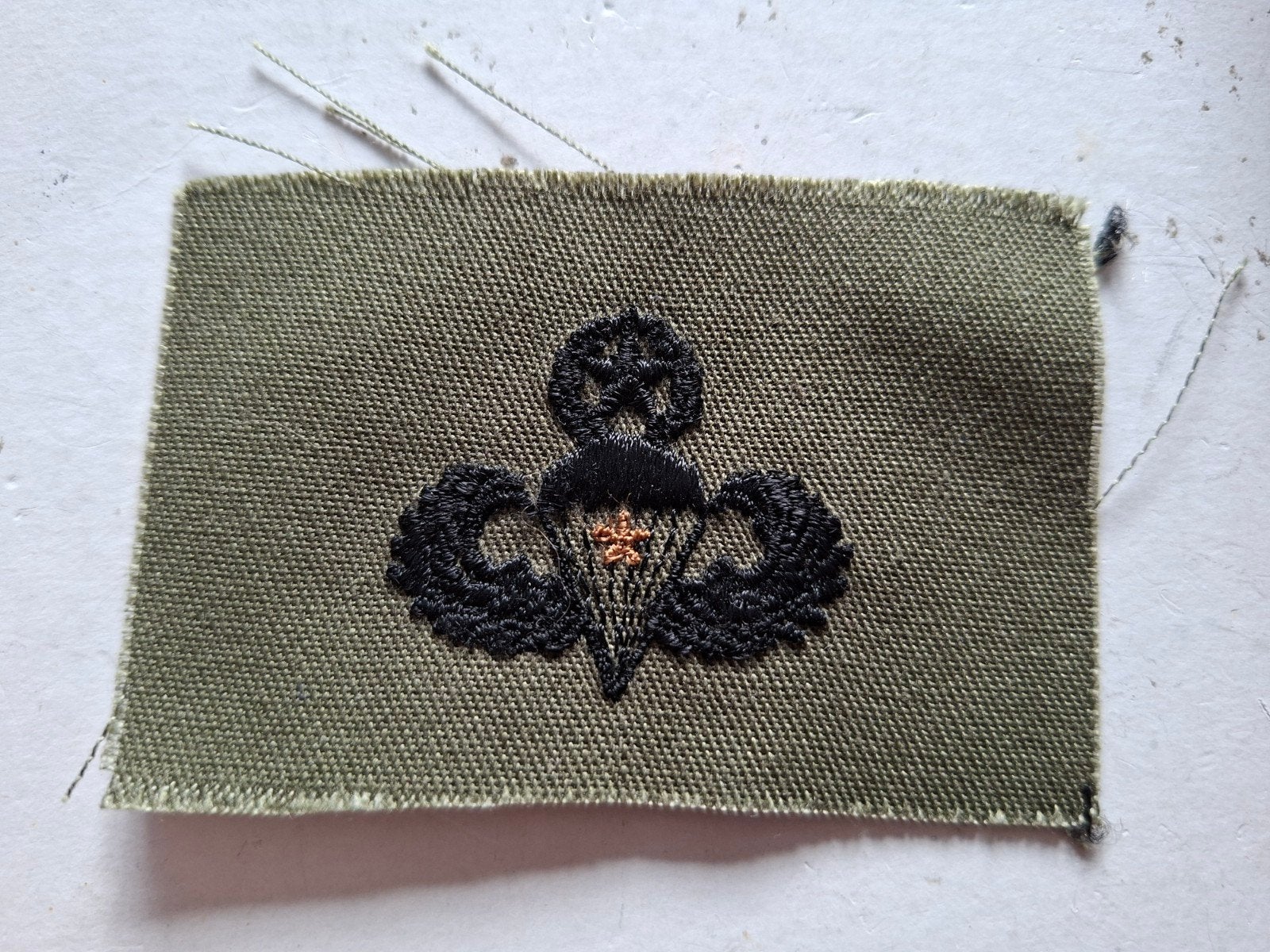 US bdu master parachutist met actiesprong, Ophalen of Verzenden, Landmacht, Amerika, Embleem of Badge