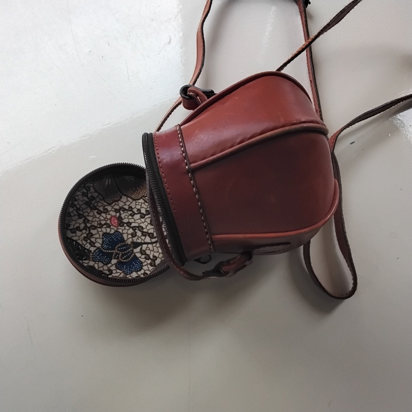 Aparte leren buidel schoudertasje, verstelbare schouderband., Ophalen of Verzenden, Zo goed als nieuw, Bruin, Schoudertasje