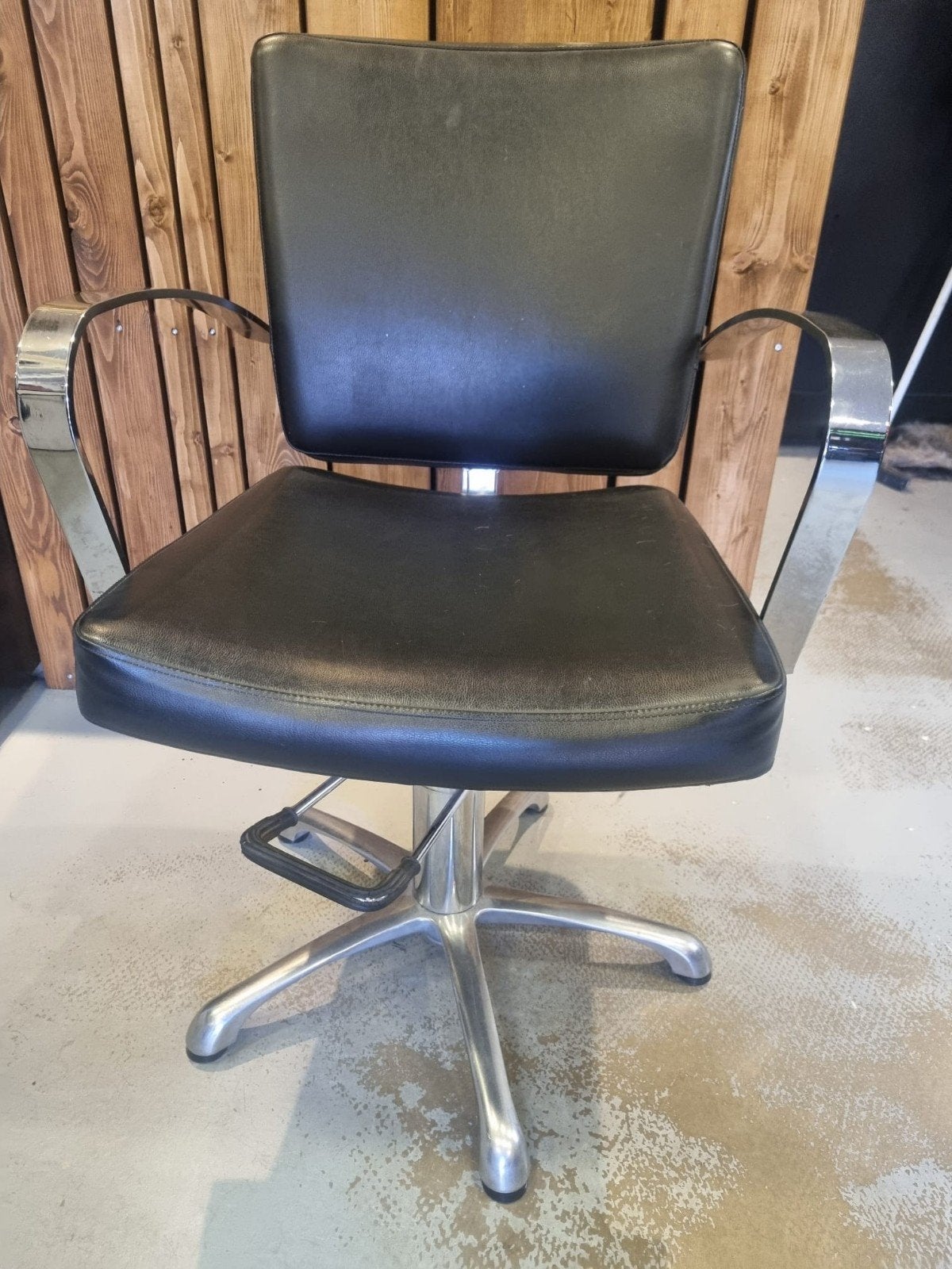 Zwarte kappersstoel met chromen accenten, Huis en Inrichting, Ophalen, Gebruikt, Modern, Kappersstoel, Zwart