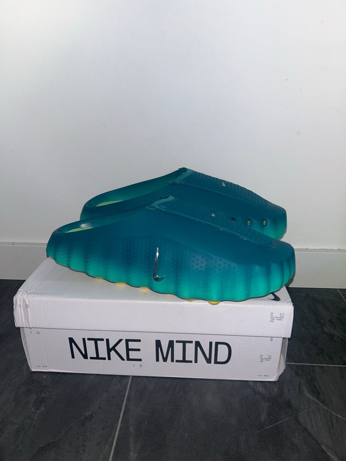 Nike Mind 001 Slippers Maat 43 met doos, Ophalen of Verzenden, Nieuw, Overige kleuren, Slippers