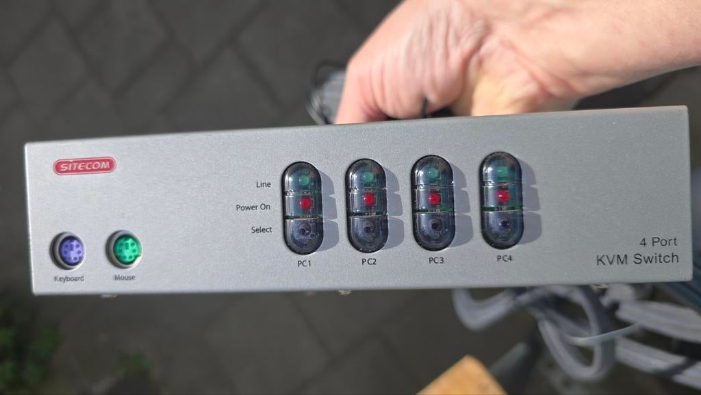 4-poorts KVM Switch  4 computers met 1 toetsenbord/monit, Computers en Software, Overige Computers en Software, Ophalen of Verzenden