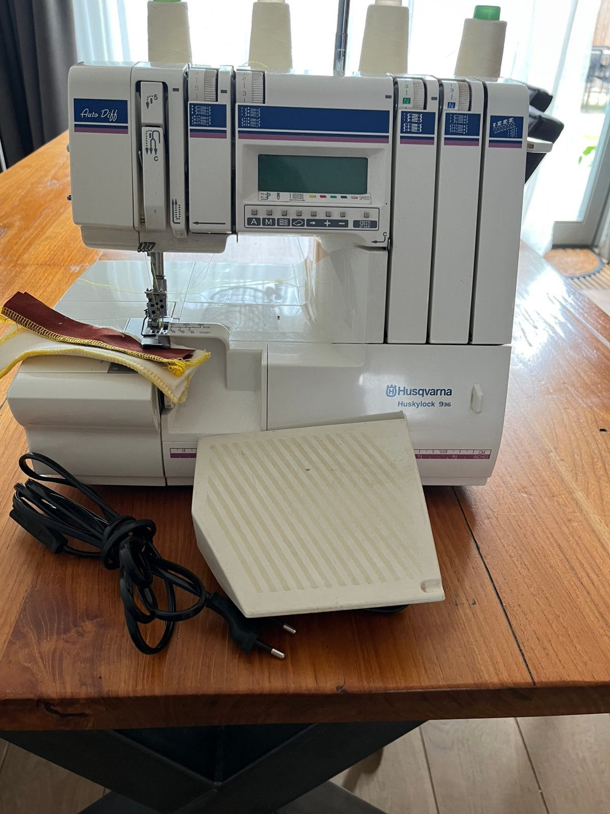 Goed onderhouden husqvarna huskylock 936, Ophalen, Zo goed als nieuw, Lockmachine, Husqvarna
