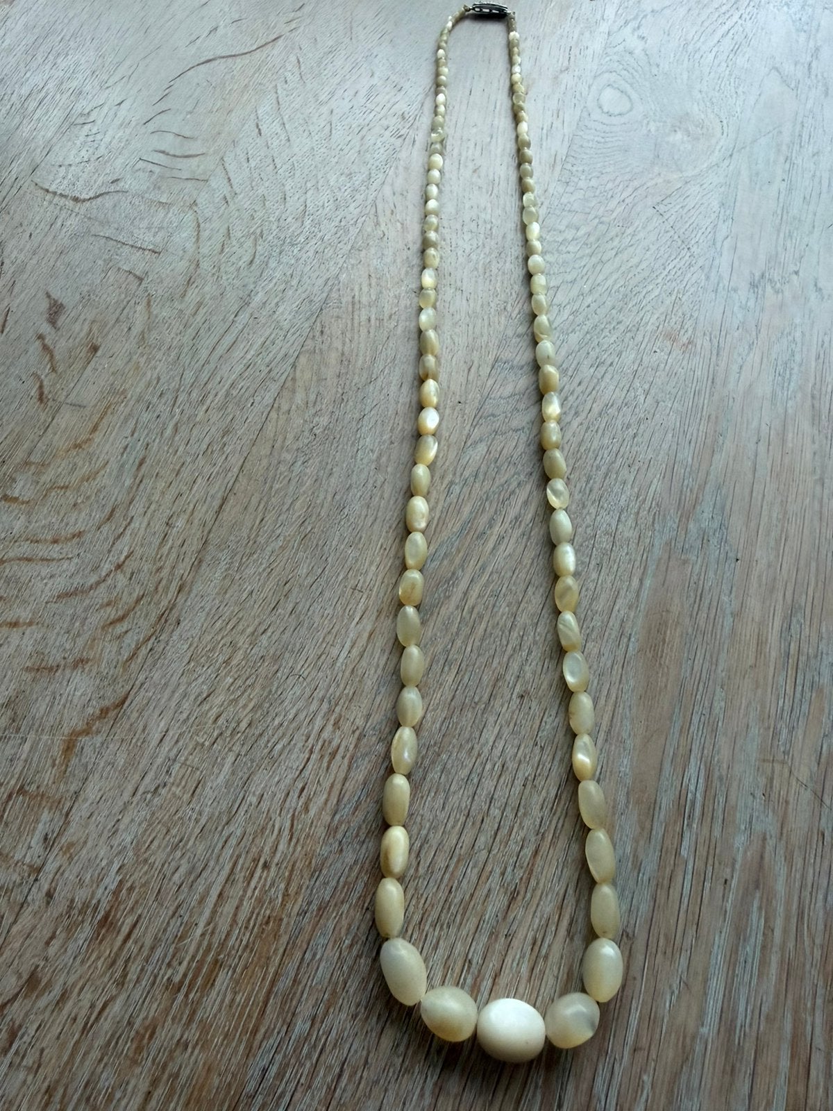 Oude parelmoer kralen ketting met zilveren slotje, Ophalen of Verzenden, Zo goed als nieuw, Zilver