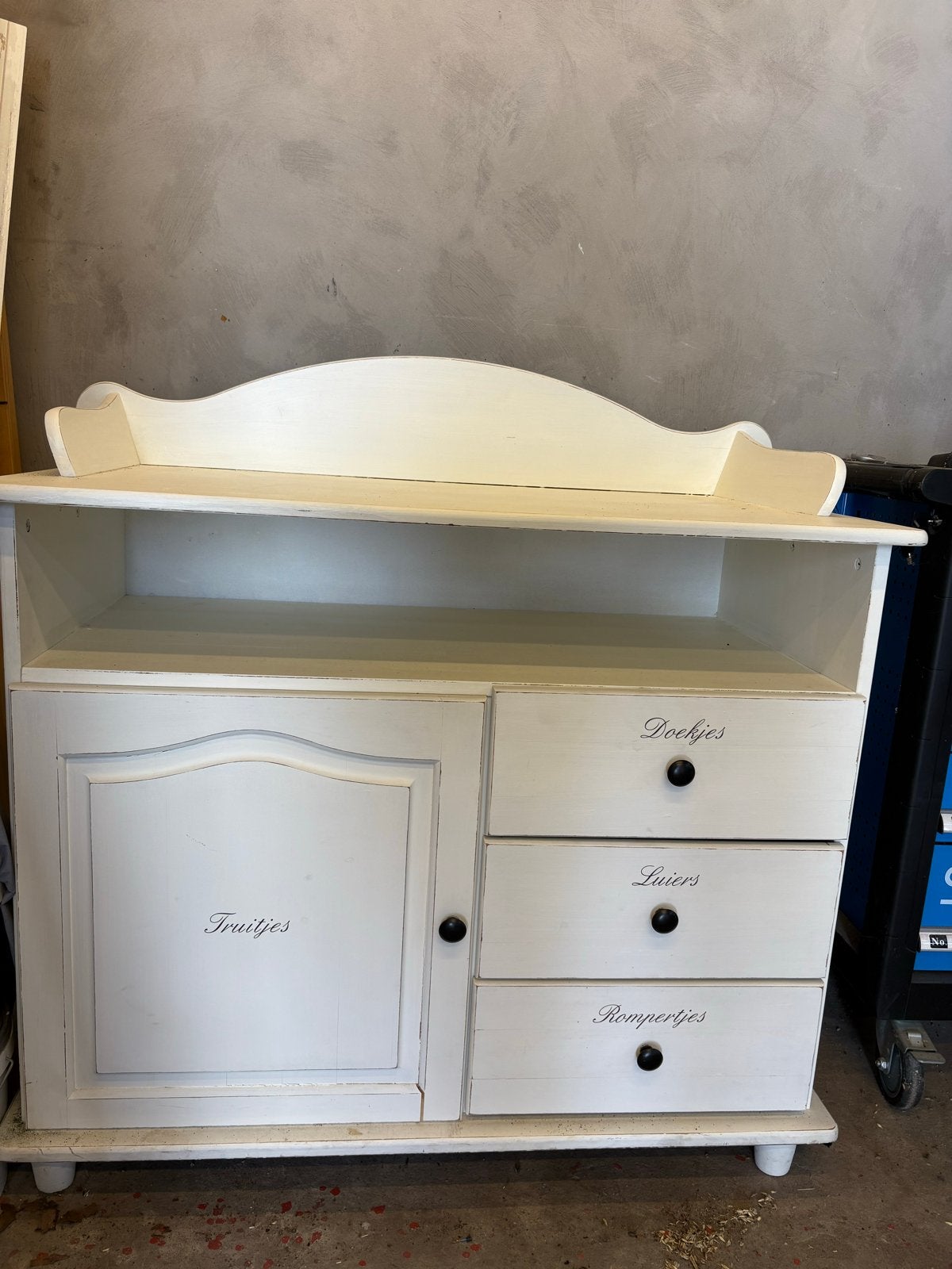 Witte commode, met kast en lades, baby bedje, Ophalen, Gebruikt, 75 tot 100 cm, Opstaande rand