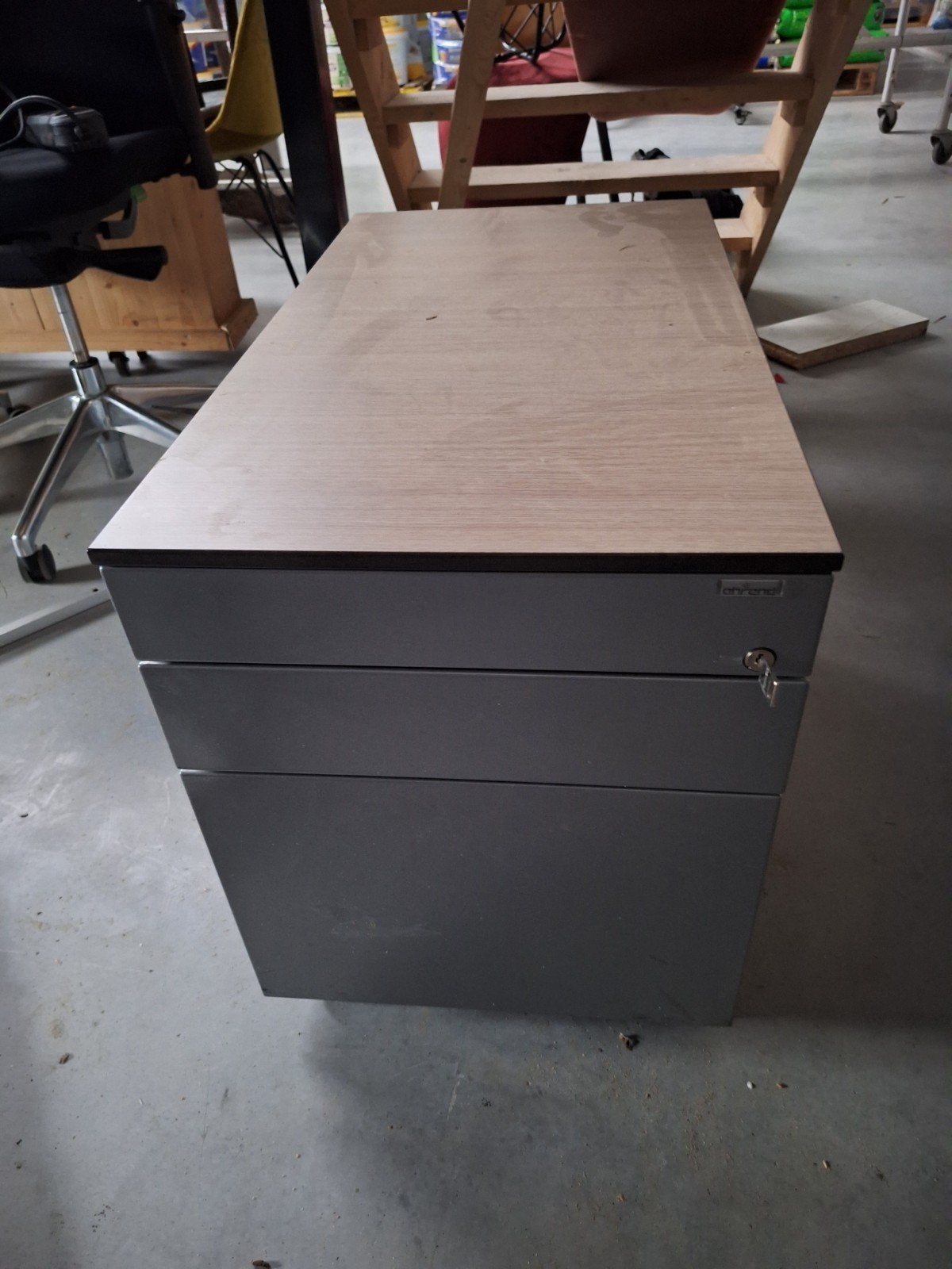 Ladeblok met 3 laden - Grijs met houten blad, Huis en Inrichting, Kasten | Ladekasten, Overige houtsoorten, Gebruikt, Modern kantoor
