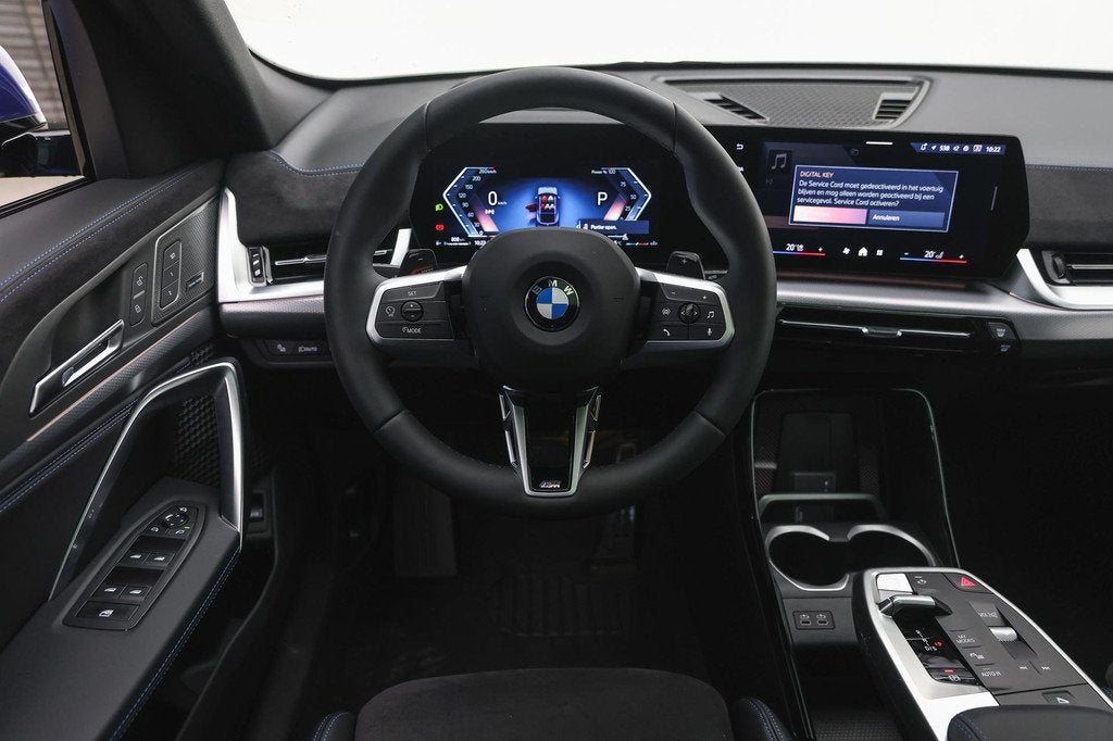 BMW X2 sDrive20i M Sport Automaat / Panoramadak / Trekhaak /, Auto's, BMW, X2, Zwart, 156 pk, Blauw