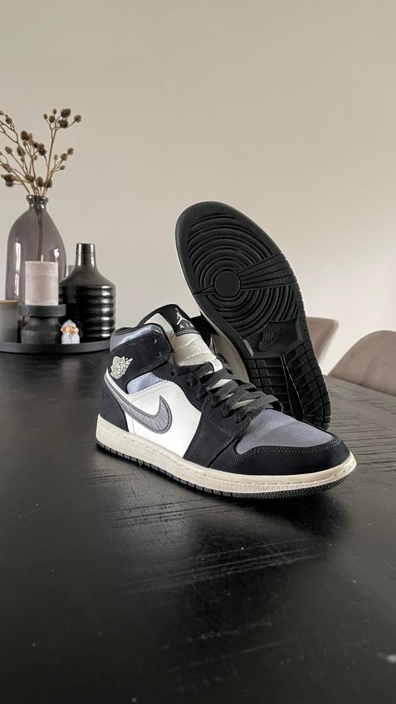 Jordan 1 Mid SE Satin Smoke Grey US7.5, Kleding | Heren, Schoenen, Ophalen of Verzenden, Zo goed als nieuw, Overige kleuren
