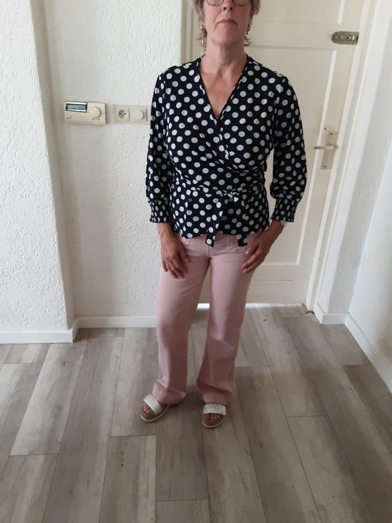 Donker blauwe wikkelblouse met witte stippen, Kleding | Dames, Blouses en Tunieken, Zo goed als nieuw, Maat 42/44 (L), Blauw, Ophalen of Verzenden