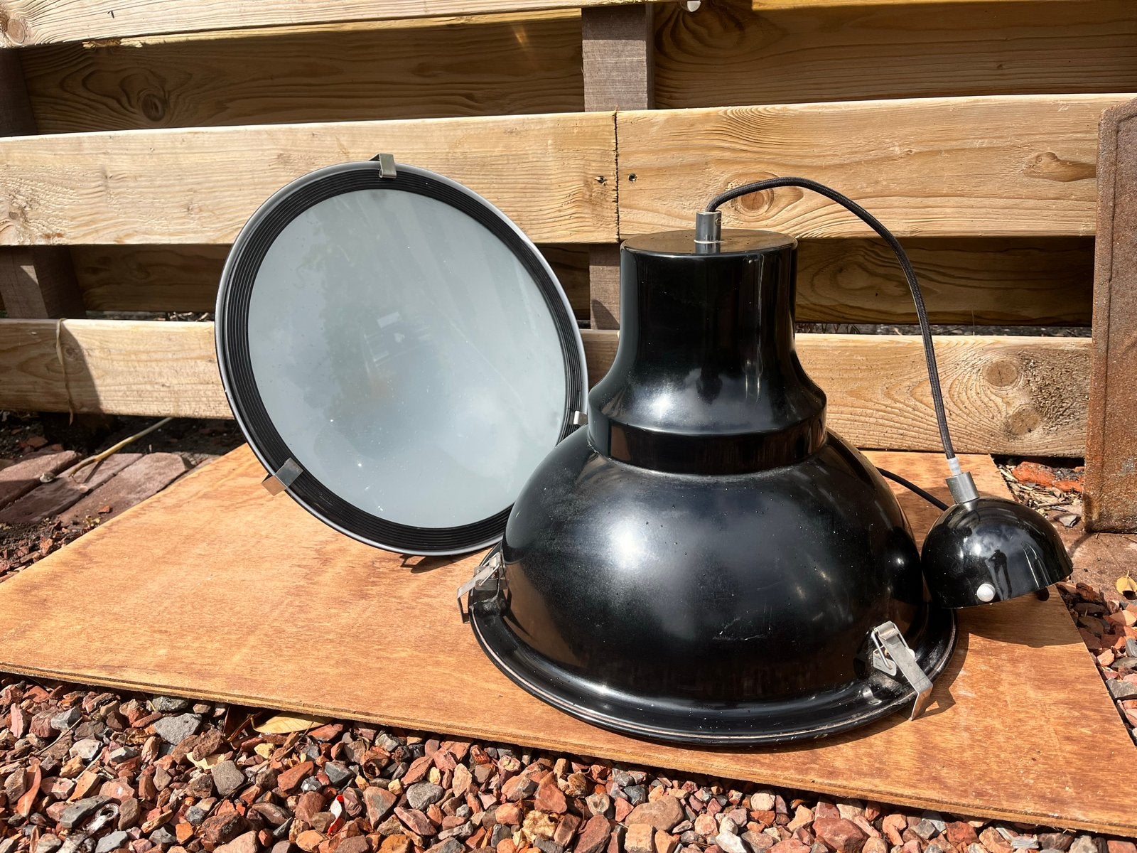 2x Vintage Zwarte Industriële Hanglamp met Glazen Kap, Ophalen of Verzenden