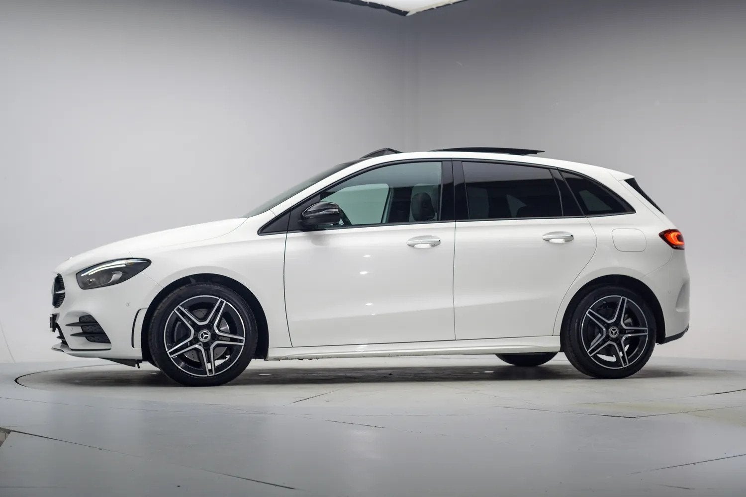 Mercedes-Benz B-Klasse 250 e AMG Night [ Panorama Sfeerverli, Auto's, Mercedes-Benz, Automaat, Gebruikt, 4 cilinders, Wit