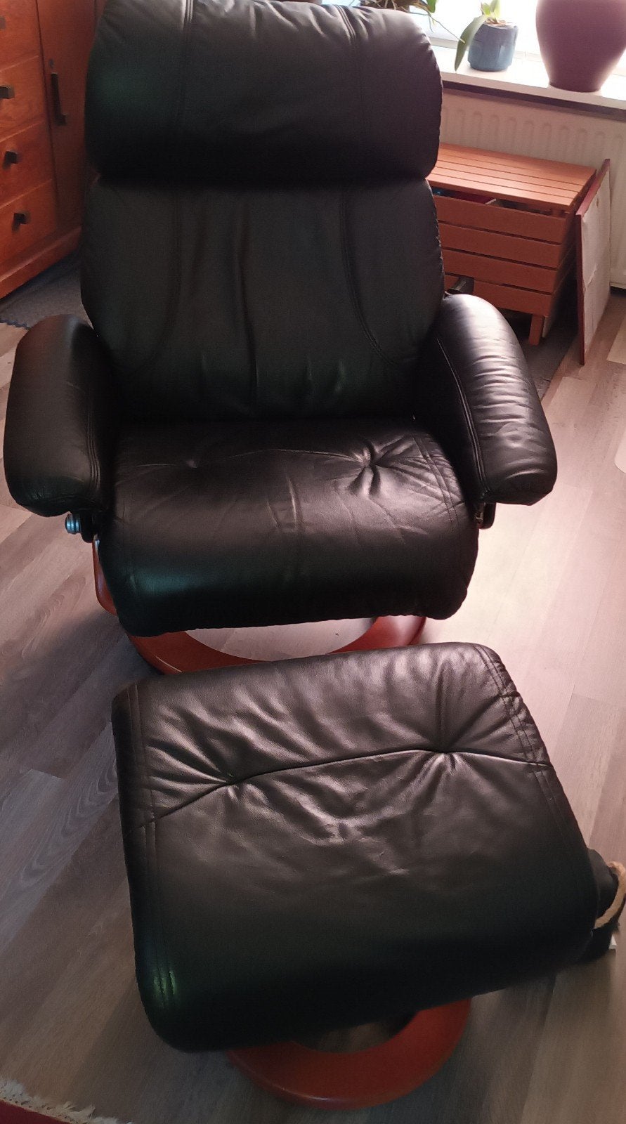 Draaistoel / Zit-lig fauteuil met voetenbank, Gebruikt, Zwart, Hout, Ophalen of Verzenden