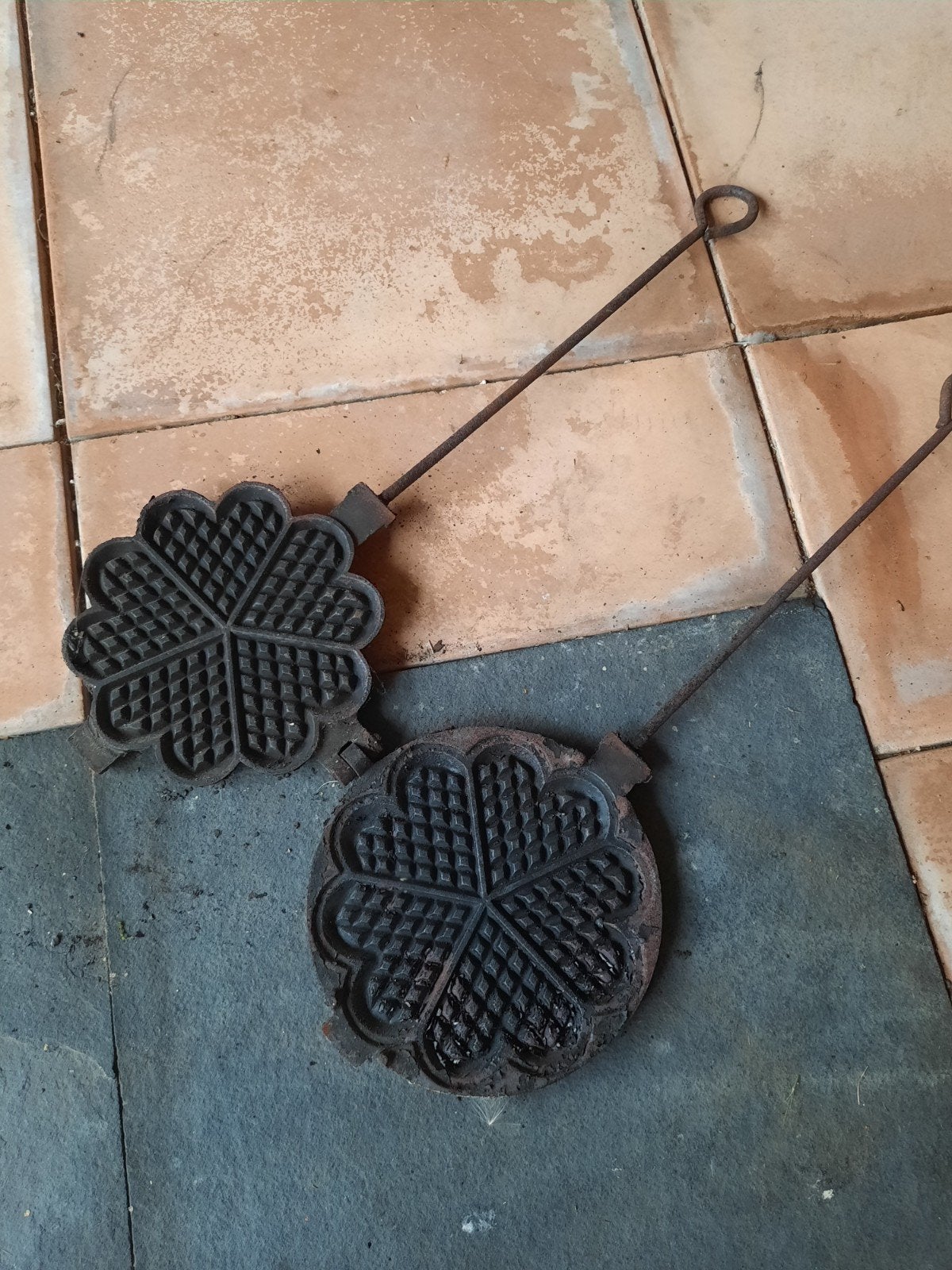 Brocante  wafelijzer, Ophalen