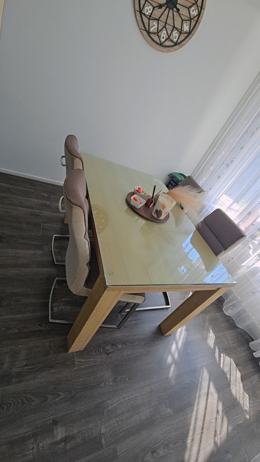 Houten eettafel met glazen blad. 4 stoelen en salon tafel, Huis en Inrichting, Tafels | Salontafels, Ophalen, Gebruikt, 50 tot 100 cm