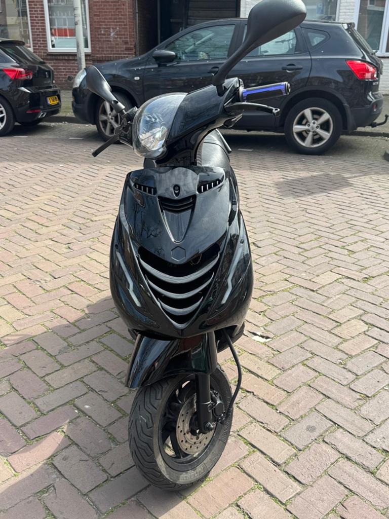 Piaggio zip 80cc met begrenzer, Fietsen en Brommers, Scooters | Piaggio, Maximaal 45 km/u, Zip, Ophalen of Verzenden, Zo goed als nieuw