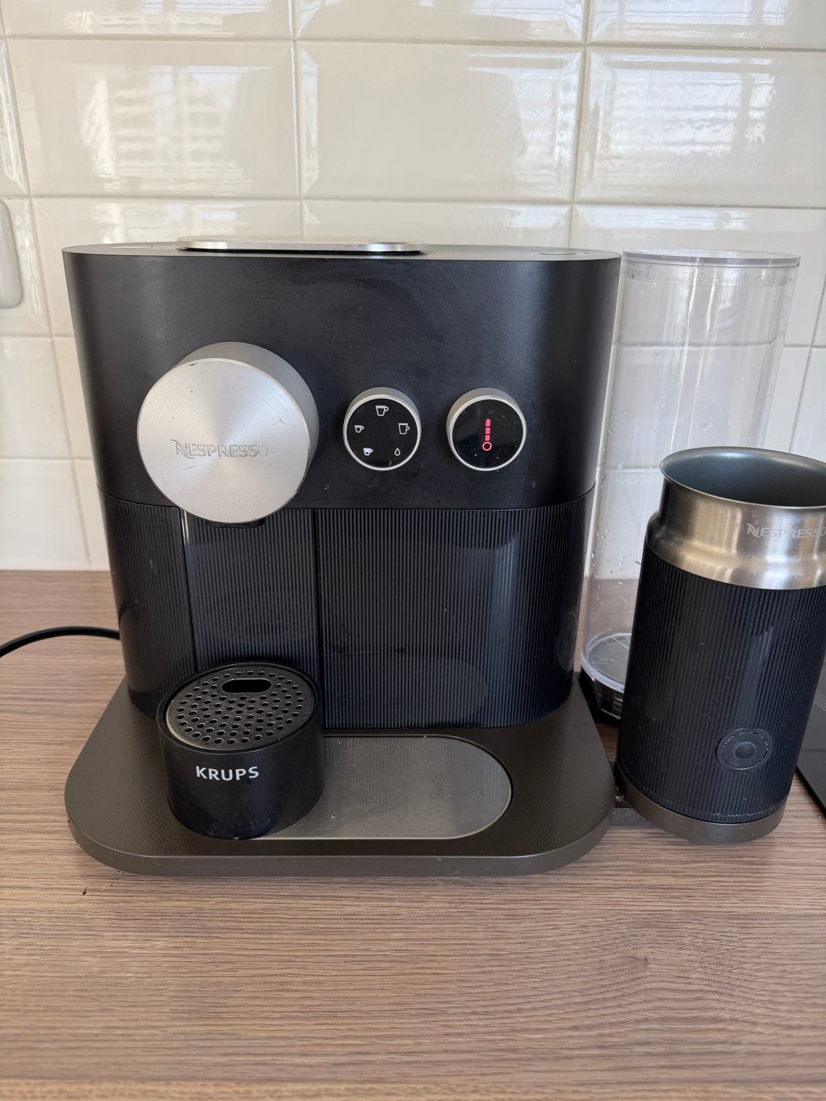 Nespresso Vertuo nx601 Next koffiemachine met melkopschuimer, Witgoed en Apparatuur, Koffiezetapparaten, Gebruikt, Koffiemachine