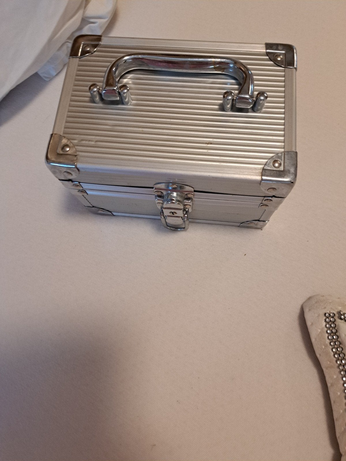 Zilveren make-up koffer met spiegel en slot, Gebruikt, Met slot, Ophalen of Verzenden, Grijs