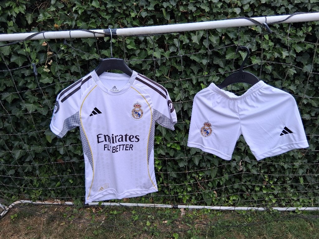 Real madrid voetbaltenue/M bappe/ 128-134, Ophalen of Verzenden, Zo goed als nieuw, Buitenlandse clubs, Shirt