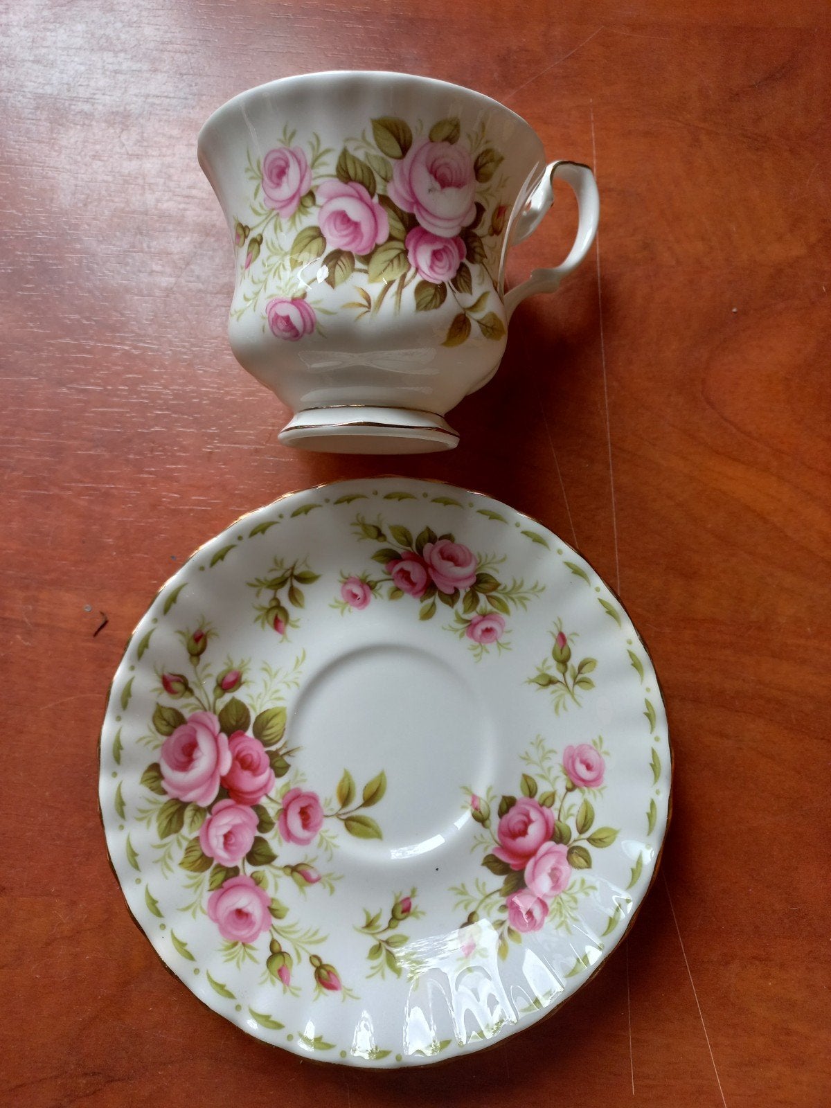 Royal Albert Rose, maandserie, june, Ophalen of Verzenden, Zo goed als nieuw, Porselein, Kop en/of schotel