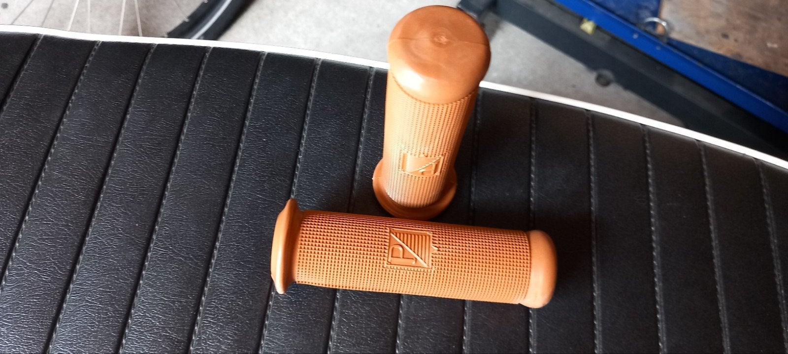 Nieuwe handvatten voor Vespa V50 - Bruin, Ophalen of Verzenden, Nieuw, Overige typen, Vespa