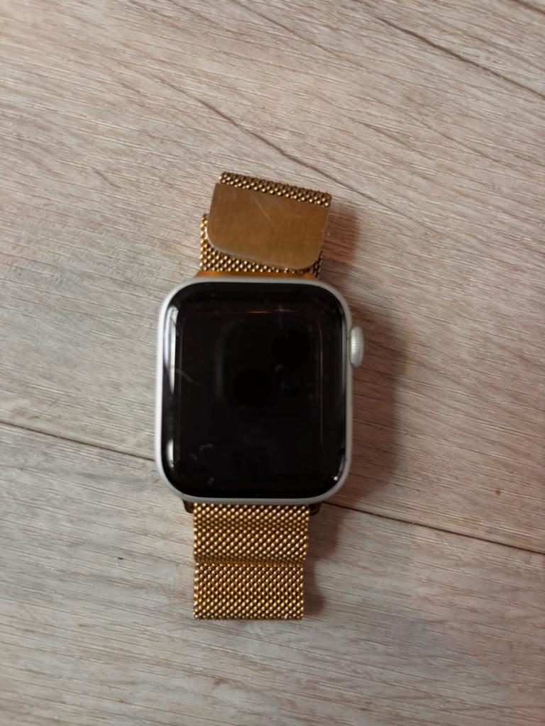Apple Watch Series 4 40mm Zilver met extra bandjes, Ophalen of Verzenden, Zo goed als nieuw