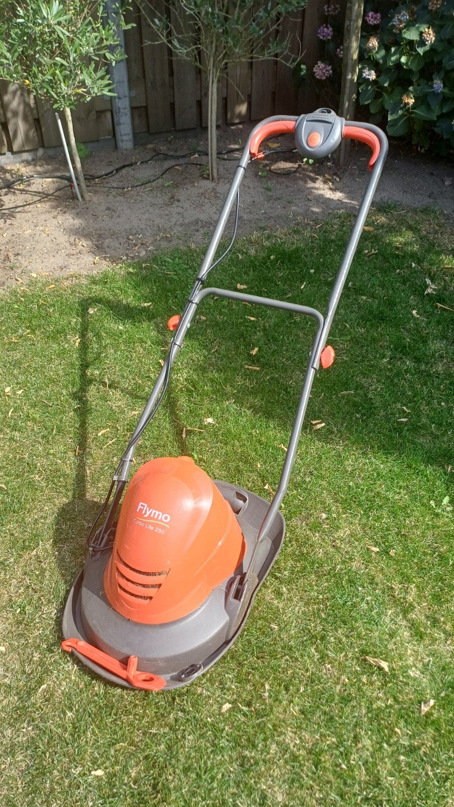 Flymo Turbo Lite 250 Zweefmaaier - Lichtgewicht en Compact, Gebruikt, Elektrische grasmaaier, Minder dan 30 cm, Mulchfunctie