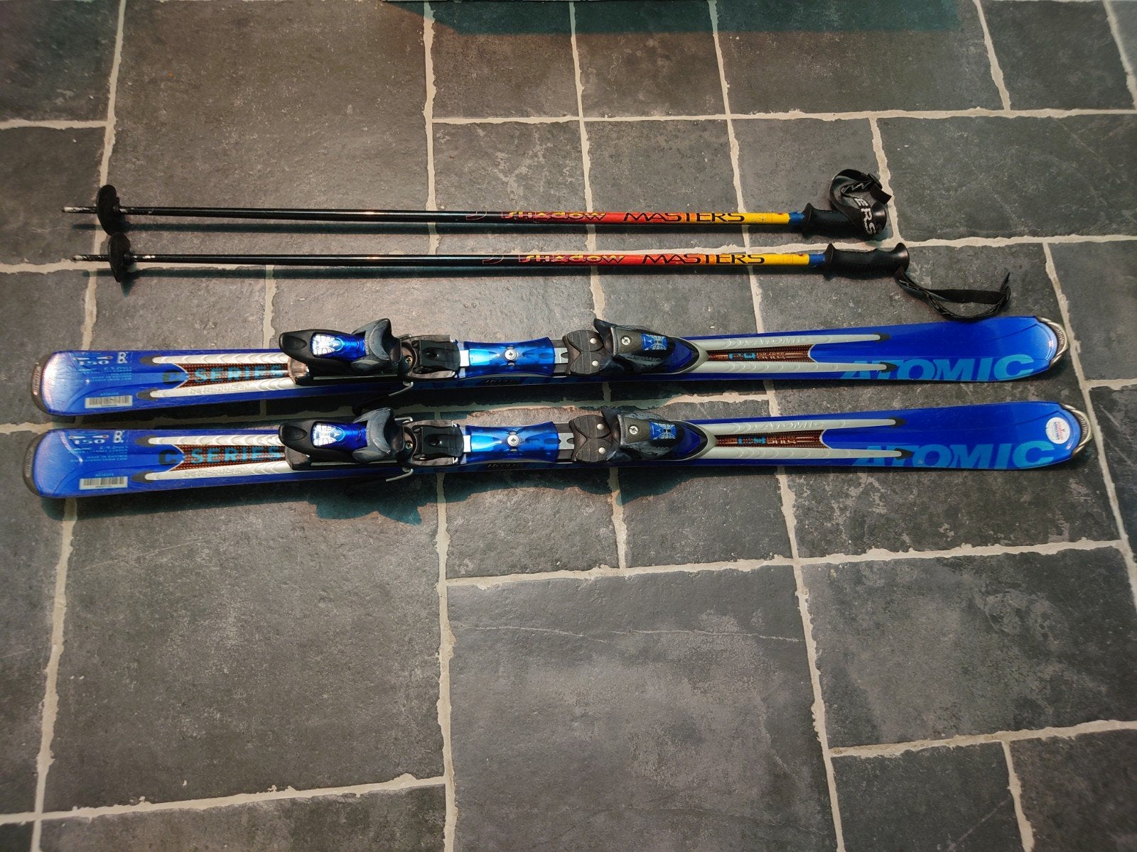 Blauwe Atomic C-Series 9 Beta Carv ski's + set skistokken, Ophalen, 140 tot 160 cm, Gebruikt, Carve