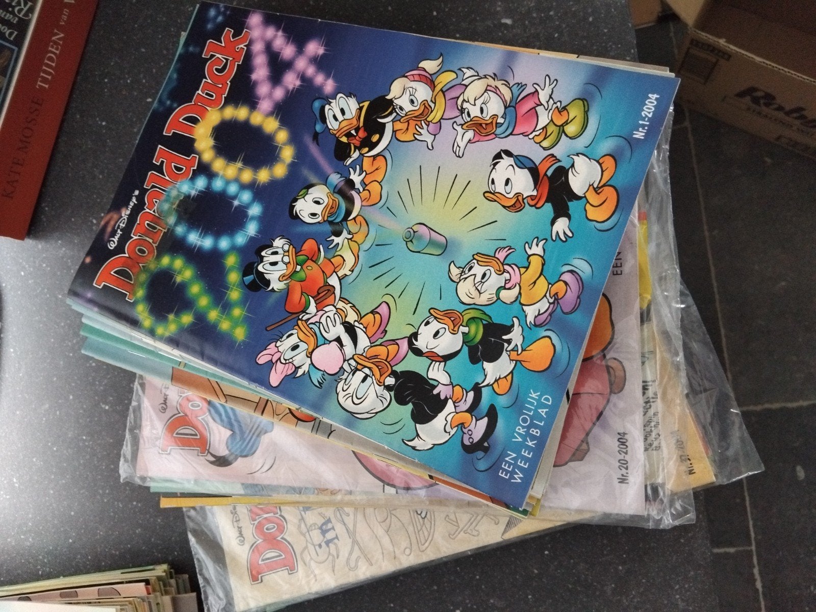 Donald Duck  jaargang 2004 (met bijlagen), Meerdere stripboeken, Ophalen of Verzenden, Gelezen